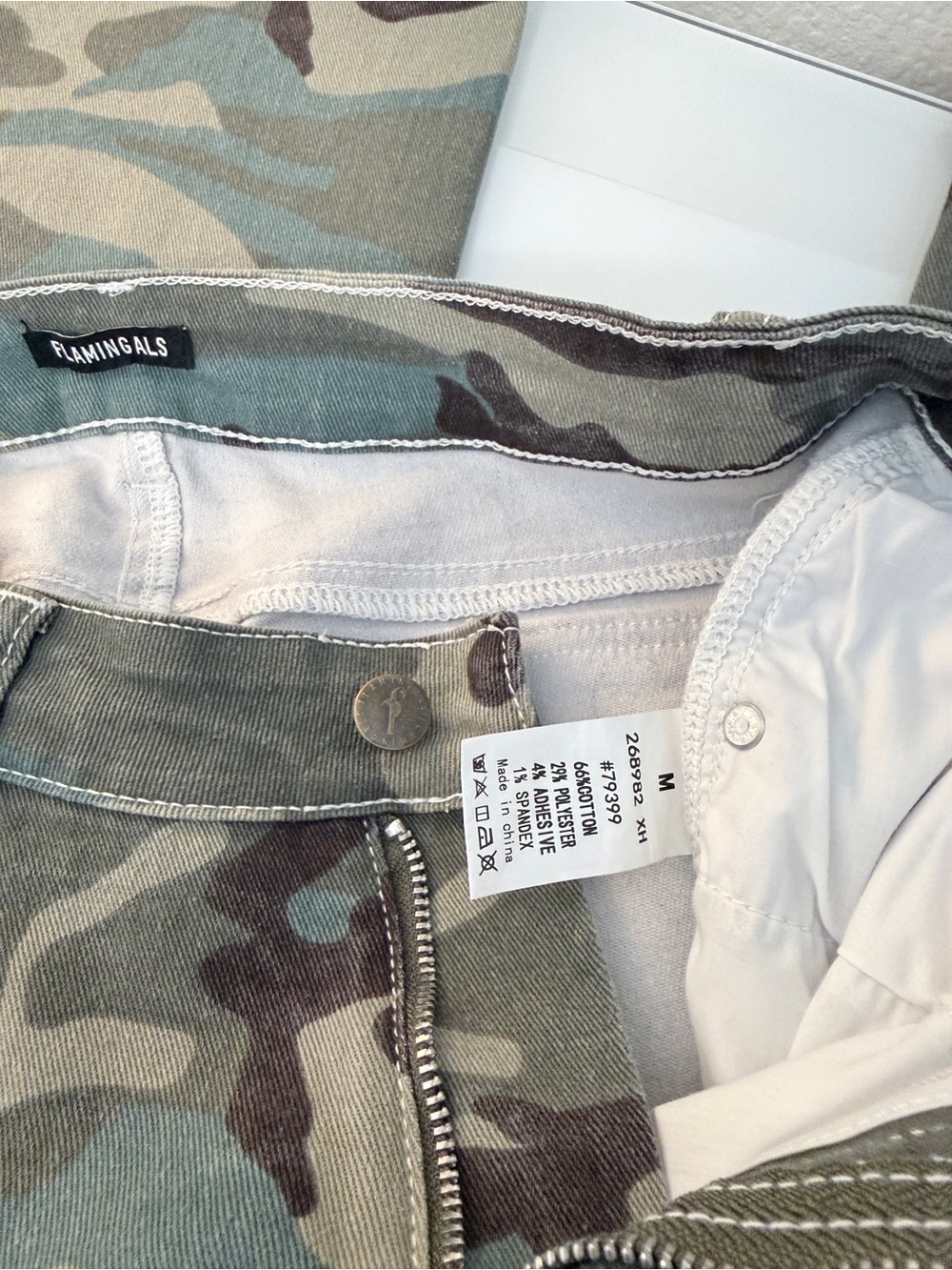 Flamingals NWT Camo Wide Leg Utility Cargo Jeans Size Medium - Picture 2 of 8